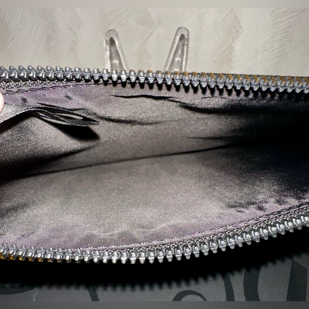 Tom Ford Beauty Black Pouch. Beauty Promotion Item (GWP) - Picture 5 of 9